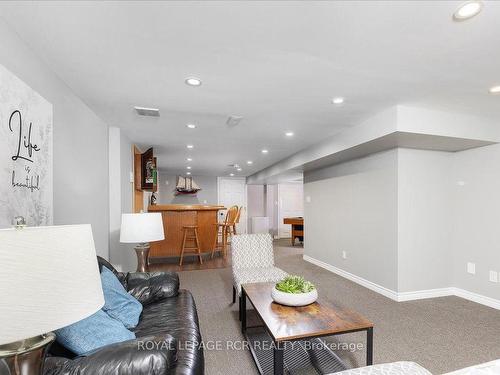 250 Ashworth Rd, Uxbridge, ON - Indoor Photo Showing Living Room