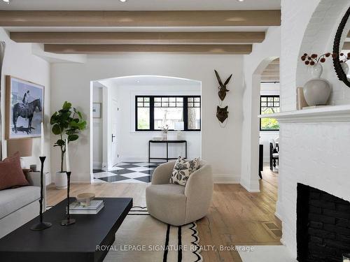 892 Tennyson Ave, Mississauga, ON - Indoor Photo Showing Living Room