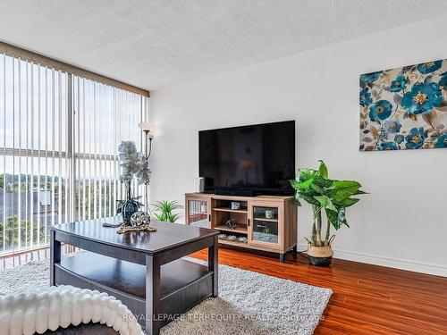 614-35 Trailwood Dr, Mississauga, ON - Indoor Photo Showing Living Room