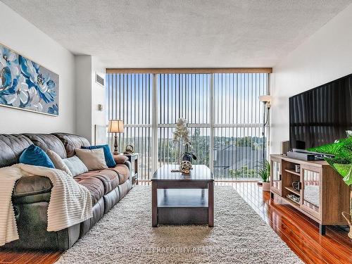 614-35 Trailwood Dr, Mississauga, ON - Indoor Photo Showing Living Room