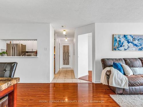 614-35 Trailwood Dr, Mississauga, ON - Indoor Photo Showing Living Room