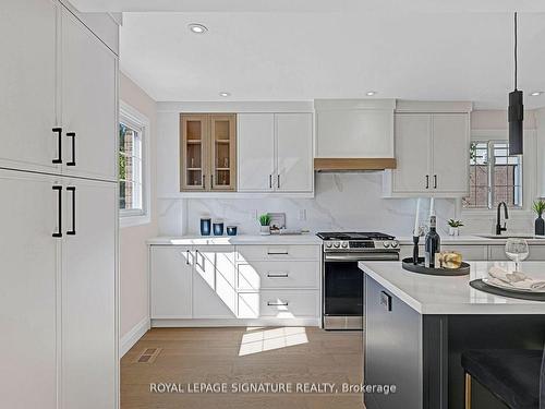 6962 Harris Rd, Mississauga, ON - Indoor Photo Showing Kitchen