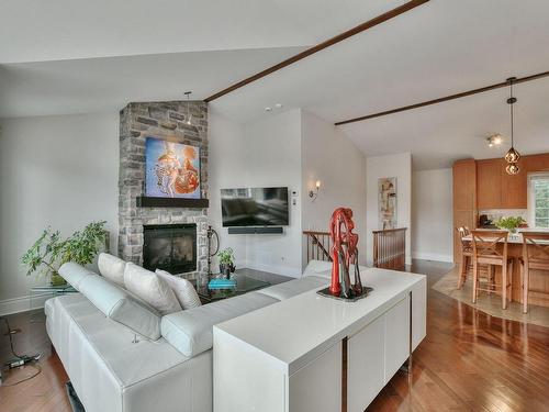 Salon - 386 Ch. Du Lac-Millette, Saint-Sauveur, QC - Indoor Photo Showing Living Room With Fireplace