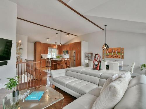 Vue d'ensemble - 386 Ch. Du Lac-Millette, Saint-Sauveur, QC - Indoor Photo Showing Living Room