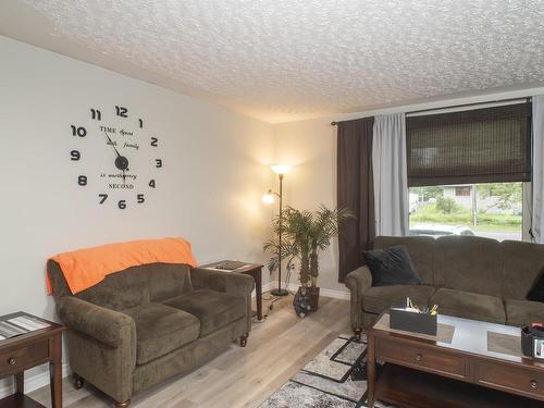 164 County Boulevard, Thunder Bay, ON - Indoor Photo Showing Living Room