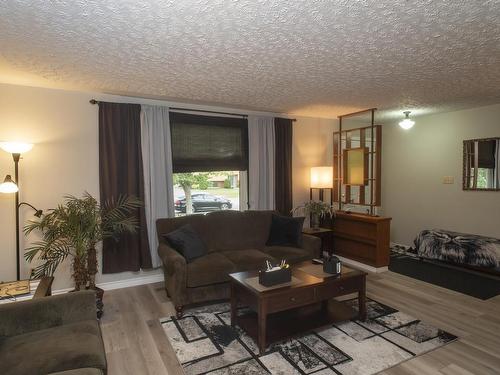 164 County Boulevard, Thunder Bay, ON - Indoor Photo Showing Living Room