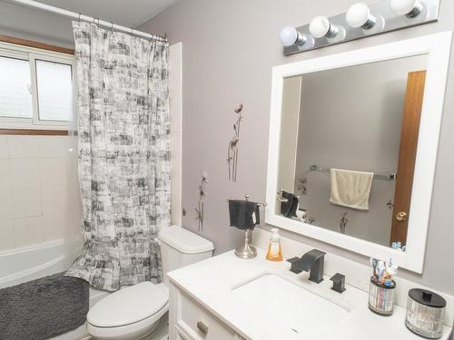 164 County Boulevard, Thunder Bay, ON - Indoor Photo Showing Bathroom