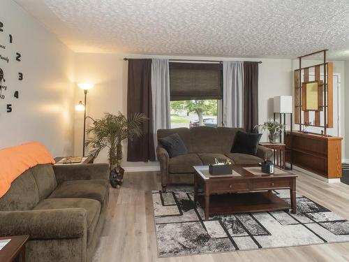 164 County Boulevard, Thunder Bay, ON - Indoor Photo Showing Living Room