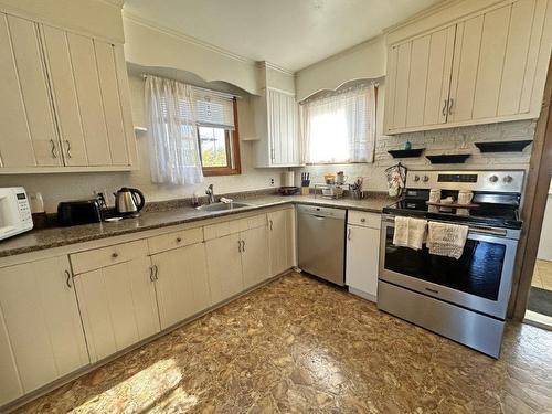 804 Mary Street W, Thunder Bay, ON - Indoor Photo Showing Kitchen