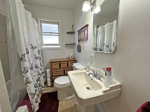 804 Mary Street W, Thunder Bay, ON - Indoor Photo Showing Bathroom