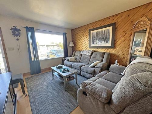 804 Mary Street W, Thunder Bay, ON - Indoor Photo Showing Living Room