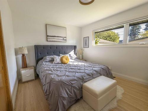 116 Elmwood Crescent, Thunder Bay, ON - Indoor Photo Showing Bedroom