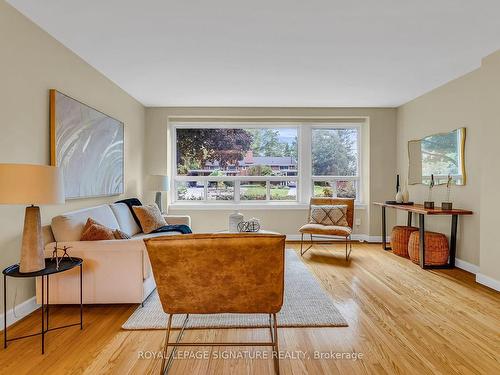 189 Three Valleys Dr, Toronto, ON - Indoor Photo Showing Living Room