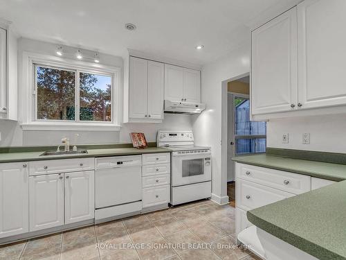 189 Three Valleys Dr, Toronto, ON - Indoor Photo Showing Kitchen