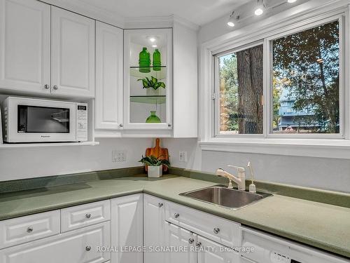 189 Three Valleys Dr, Toronto, ON - Indoor Photo Showing Kitchen