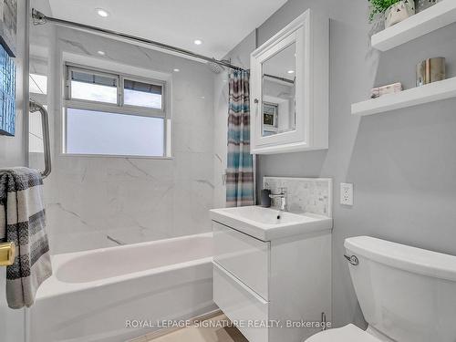 189 Three Valleys Dr, Toronto, ON - Indoor Photo Showing Bathroom