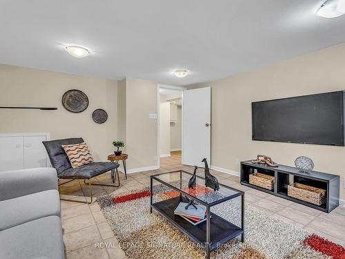 189 Three Valleys Dr, Toronto, ON - Indoor Photo Showing Living Room