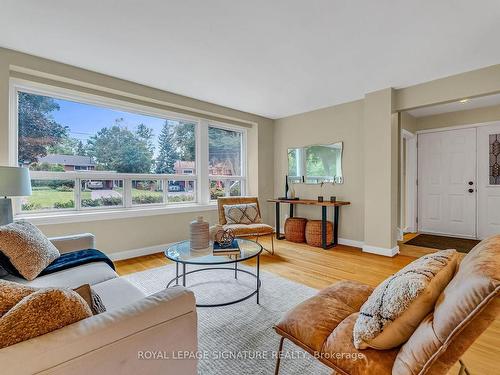 189 Three Valleys Dr, Toronto, ON - Indoor Photo Showing Living Room