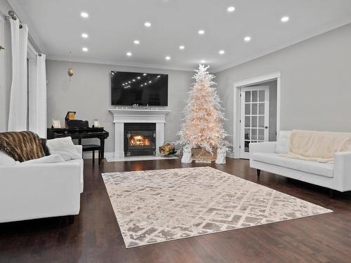 Salle familiale - 2490 Rue Sandmere, Saint-Lazare, QC - Indoor Photo Showing Living Room With Fireplace