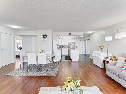 709-8 Silver Bell Grve, Toronto, ON - Indoor Photo Showing Living Room