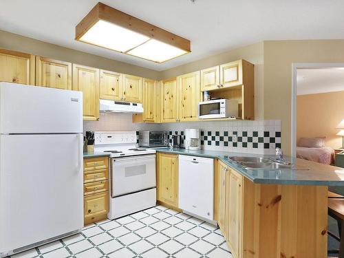 111-1320 Henry Rd, Courtenay, BC - Indoor Photo Showing Kitchen With Double Sink