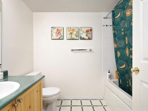 111-1320 Henry Rd, Courtenay, BC - Indoor Photo Showing Bathroom