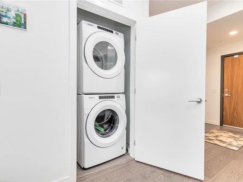 403-7162 West Saanich Rd, Central Saanich, BC - Indoor Photo Showing Laundry Room