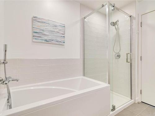 403-7162 West Saanich Rd, Central Saanich, BC - Indoor Photo Showing Bathroom