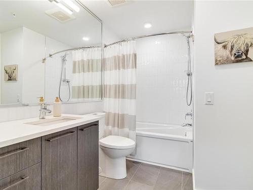 403-7162 West Saanich Rd, Central Saanich, BC - Indoor Photo Showing Bathroom