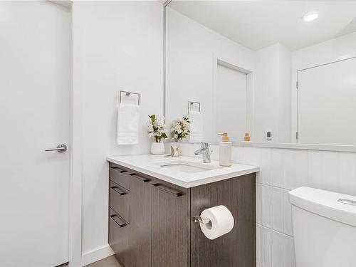 403-7162 West Saanich Rd, Central Saanich, BC - Indoor Photo Showing Bathroom