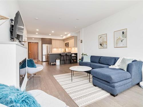 403-7162 West Saanich Rd, Central Saanich, BC - Indoor Photo Showing Living Room