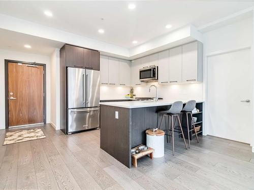 403-7162 West Saanich Rd, Central Saanich, BC - Indoor Photo Showing Kitchen With Upgraded Kitchen