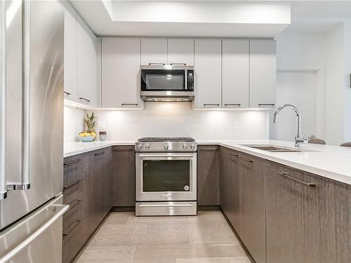 403-7162 West Saanich Rd, Central Saanich, BC - Indoor Photo Showing Kitchen With Upgraded Kitchen