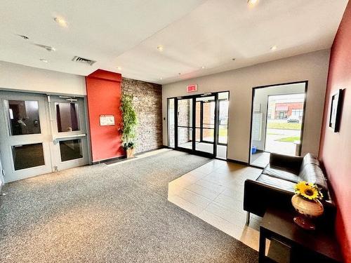 Reception area - 302-355 Rue Hurteau, Dollard-Des-Ormeaux, QC - Indoor Photo Showing Other Room