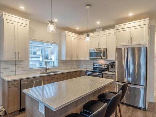 130-1993 Qu'Appelle Blvd, Kamloops, BC - Indoor Photo Showing Kitchen With Double Sink With Upgraded Kitchen