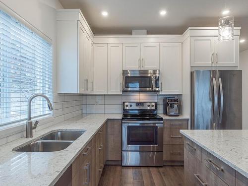 130-1993 Qu'Appelle Blvd, Kamloops, BC - Indoor Photo Showing Kitchen With Double Sink With Upgraded Kitchen