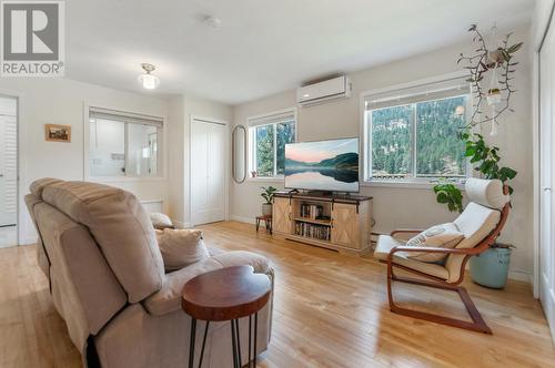 20245 Garnet Valley Road, Summerland, BC - Indoor Photo Showing Living Room