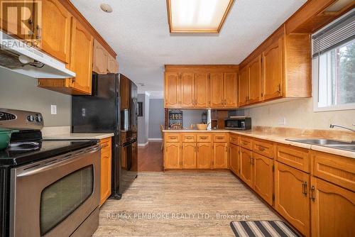 593 Airport Road, Petawawa, ON - Indoor Photo Showing Bathroom