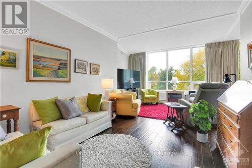 204 - 1480 Riverside Drive, Ottawa, ON - Indoor Photo Showing Living Room