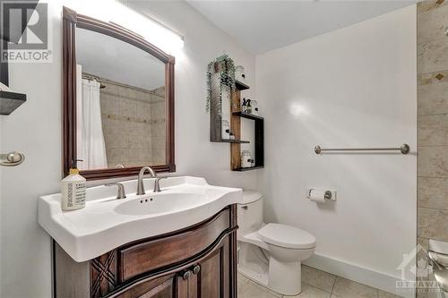 11 Alder Crescent, Ottawa, ON - Indoor Photo Showing Bathroom