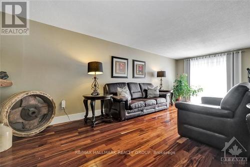 11 Alder Crescent, Ottawa, ON - Indoor Photo Showing Living Room