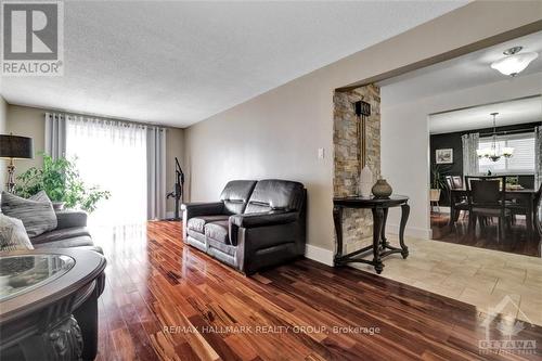 11 Alder Crescent, Ottawa, ON - Indoor Photo Showing Living Room