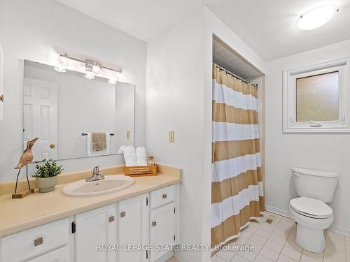 125 Chatterson Dr, Hamilton, ON - Indoor Photo Showing Bathroom