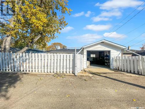 120 Gibbs Street W, Swift Current, SK - Outdoor