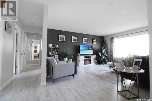 120 Gibbs Street W, Swift Current, SK - Indoor Photo Showing Living Room