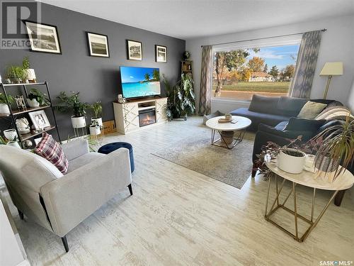 120 Gibbs Street W, Swift Current, SK - Indoor Photo Showing Living Room