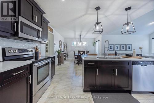 23 Westlake Drive, St. Thomas, ON - Indoor Photo Showing Kitchen With Double Sink With Upgraded Kitchen