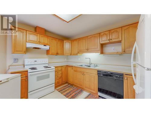 115 Redwing Place Unit# 20, Oliver, BC - Indoor Photo Showing Kitchen With Double Sink