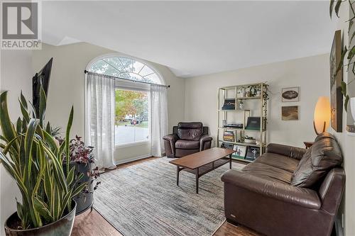 225 Wellington Street E, Cornwall, ON - Indoor Photo Showing Living Room