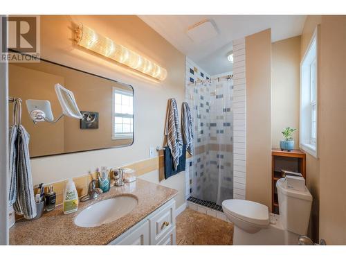 258 Windsor Avenue, Penticton, BC - Indoor Photo Showing Bathroom